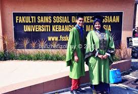 Sains sosial atau sains kemasyarakatan (social sciences) merupakan penggunaan kaedah saintifik untuk mengkaji bidang kemanusiaan di dunia ini. Photoshoot Bersama Jubah Konvokesyen D Hafiz Hafizol Bukan Sekadar Rupa