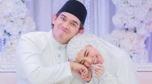 Pelakon nadzmi adhwa meluahkan rasa sebak dan tergamam apabila menerima kejutan sebuah kereta mewah daripada isterinya yang juga pelakon, ardell aryana. Tahniah 8 Tahun Berkawan Kini Nadzmi Adhwa Ardell Aryana Sah Bergelar Suami Isteri