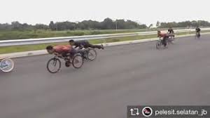 Untuk hal ini, penulis bertanya kepada pemilik sebuah kedai basikal yang bukan sahaja menjual basikal tetapi juga membaiki dan mengubah suai basikal. Basikal Lajak Fly Tepi Highway 2017 By Pelesitselatanjb Youtube
