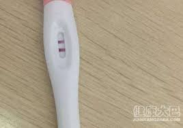女性在怀孕六周左右会出现怀孕症状，如 月经推迟 、基础体温持续上升、恶心呕吐、尿频、乳房和皮肤变化等，这些早孕症状通常会持续到 怀孕3个月 。 但并不是每个人在怀孕初期都会有反应。 女性若怀疑自己怀孕了，可以用 验孕棒 、 验孕试纸 等工具. é©—å­•æ£'ä¸‰æ¬¡éƒ½æ˜¯å…©æ¢ç·šç¢ºå®šæ‡·å­•å—Ž è¦æ³¨æ„ä»€éº¼ å¥åº·å¤§å·´