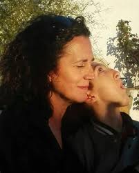 El camello bebe agua dulce y salada. Incluso puede beber agua del Mar  Muerto y no le pasa nada. Esto se debe a que los riñones del camello  filtran el agua: la