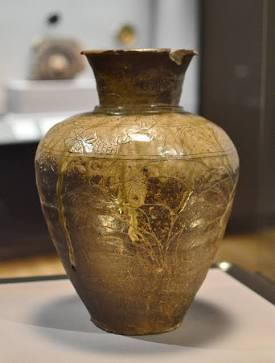 渥美窯の最高傑作：国宝「秋草文壺」（東京国立博物館蔵）（AI 生成）