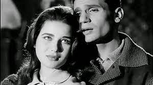 عبد الحليم حافظ وزبيدة ثروت في لقطة رومانسية من فيلم يوم من عمري 1961 يعني كان عمر زبيدة 21 سنة romantic moments portrait cover photo quotes
