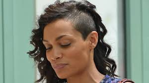 Photo : Rosario Dawson avec une nouvelle coupe de cheveux sur le tournage  de Finally Famous à New York, le 27 Juin 2013.