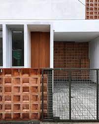 Tapi pagar kayu yang satu ini dikreasikan dengan tambahan bingkai berbahan besi sehingga terlihat modern dan elegan. 15 Inspirasi Desain Pagar Roster Yang Memberikan Tampilan Menarik