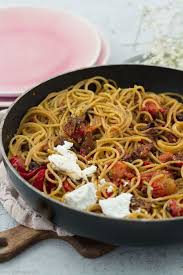Vollkorn Pasta Mit Getrockneten Tomaten Und Ziegenfrischkase In 2020 Rezepte Lebensmittel Essen Ziegenfrischkase