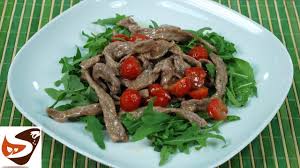 Infarinare gli straccetti di carne. Straccetti Di Vitello Con Rucola E Pomodorini Secondi Piatti Veloci Youtube