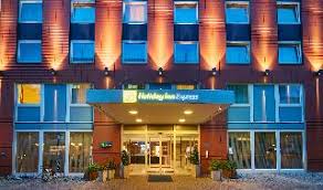 The bus right in front will take you into city center and runs very regularly. 3 Sterne Hotel Holiday Inn Express Berlin City Centre West In Tiergarten Berlin Deutschland