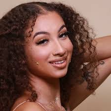 Alissa Farley's Instagram, Twitter & Facebook