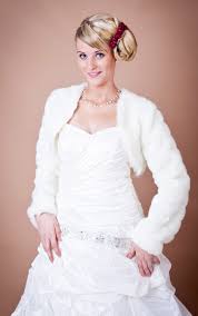 Da die hochzeitskleider nur an diesem einen besonderen tag getragen werden, werden sie hier günstig. Kuscheliges Brautbolero Fellbolero Langarm Weiss Oder Ivory Kleiderfreuden