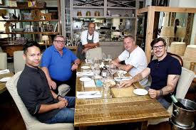 Je každodenní návštěvou vašich domovů, přehlídkou tanců kolem plotny, lákavou ochutnávkou, ale i sondou odolnosti zúčastněných. Zdenek Pohlreich Jaroslav Sapik Khanh Ta A Dalsi Sefkuchari Budou Varit V Poradu Prostreno Cervenykoberec Cz