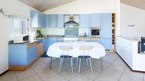Kalau kamu pencinta warna putih yang elegan, pasti akan menyukai desain dapur seperti gambar di atas. 5 Contoh Dapur Minimalis Dengan Desain Modern
