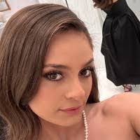 Noelle Gregory's Instagram, Twitter & Facebook