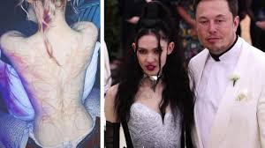 Tech mogul elon musk can't stop getting involved in controversies. Elon Musks Freundin Grimes Mit Alien Narben Auf Dem Rucken Video Stern De