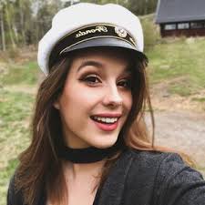 Oliviawithanimals (@oliviafrondaa)