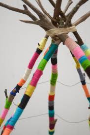 Zelt Fur Kinder Mal Anders Alte Aste Und Zweige Mit Buntem Garn Umwickeln Basteln Mit Kindern Basteln Mit Naturmaterialien Basteln