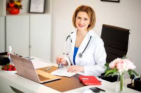 Dr. Laura Ene: „În loc să ajutăm organele care fac detoxifierea  organismului, ne intoxicăm cu alimente procesate“ INTERVIU