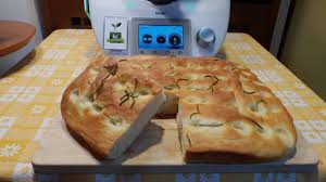 Spennellare ancora con olio e distribuite sulla superficie rosmarino e sale grosso. Focaccia Morbida Con Emulsione Per Bimby Tm6 Tm5 Tm31 Youtube