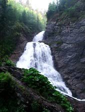 Totodata pe timp de iarna este un excelent loc de escaldare a ghetii pentru cei pasionati de acest sport. Cascada Rachitele Valul Miresei Rachitele Bihor Vladeasa Muntii Apuseni