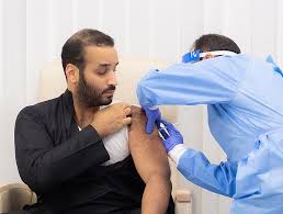 الكاتب السعودي، فهد عامر الأحمدي، نشر تغريدة قال فيها: Ø¨Ø§Ù„ÙÙŠØ¯ÙŠÙˆ Ù…Ø­Ù…Ø¯ Ø¨Ù† Ø³Ù„Ù…Ø§Ù† ÙŠØªÙ„Ù‚Ù‰ Ù„Ù‚Ø§Ø­ ÙƒÙˆØ±ÙˆÙ†Ø§ Ø§Ù„Ø­Ø±Ø©