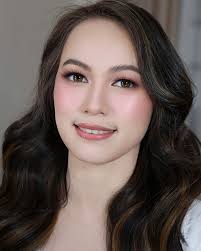 Be like sey I no need makeup artist again"