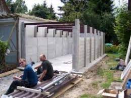 Um die bodenplatte auszurichten wird zuerst der silberne rahmen auf den boden gelegt, dort wo die holzgarage später ihren platz haben soll. Garagen Aufbau