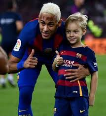 nejˈmaʁ dɐ ˈsiwvɐ ˈsɐ̃tus ˈʒũɲoʁ; Neymar Jr With Son Davi Lucca Da Silva Santos Celebrities Infoseemedia