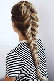 Un'ottima soluzione per chi ha i capelli mossi e vuole una pettinatura morbida è la treccia di lato, che . 18 Idee Su Genel Trecce Acconciature Acconciature Intrecciate