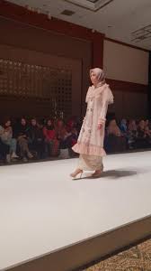 n e w  koleksi dress wanita import terbaru berbahan organza. Busana Muslimah Untuk Pesta Rancangan Desainer Muslim Yanti Adeni Di Imfw 2018 Okezone Lifestyle