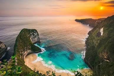 Kelingking Beach, Nusa Penida – Bali's Most Iconic Cliffside View
