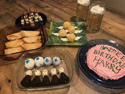 Harry potter knight bus tin. The Perfect Harry Potter Themed Snacks For Movie Night