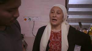 Sebelum keluar, sang operator sempat memajukan tangannya untuk mengajak ustadzah itu bersalaman. Tonton Wanita Terindah Full Movie Online Kepalabergetar