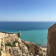 El castillo de santa bárbara (en valenciano, castell de santa bàrbara) es un castillo ubicado en el centro de la ciudad española de alicante, sobre el monte benacantil, mole rocosa de 167 m de altitud lindante con el mar. Castillo De Santa Barbara Erasmus Foto Alicante