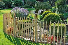 Der Gartenzaun Nicht Nur Schon Anzuschauen Garten Grun Naturzaun Garten Kastanienzaun