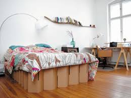 Anuschka bacic macht den test mit einem bett aus pappe. Bett Und Tisch Aus Pappe Region Chiemgau