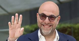 È tra i principali eredi ed innovatori della tradizione della commedia all'italiana. Cinema All Aperto Omaggio A Paolo Virzi Rivista Segno