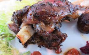 Astăzi am pregătit tocăniță de vită cu cartofi. TocÄƒniÅ£Äƒ TradiÅ£ionalÄƒ De Miel Cu Cartofi ServitÄƒ Cu MÄƒmÄƒliguÅ£Äƒ Si SalatÄƒ De Gogonele Murate Epoch Times Romania