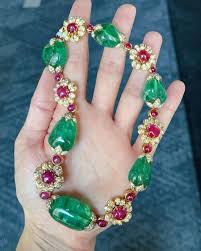 Smaragd- und Diamantkette