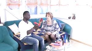 Abuela llega al orgasmo gracias a un negro - Videosdemadurasx.com