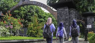 Universitas yang giat membangun ini, menyediakan berbagai paket pendidikan mulai dari diploma, sarjana, pascasarjana, dan doktoral. 40 Galeri Wallpaper Universitas Sebelas Maret Paling Keren Wallpaper Hd