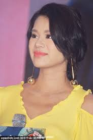 Nghỉ hè quá lâu, Lucas làm lũng, ôm chặt mẹ không rời ngày nhập học đầu tiên