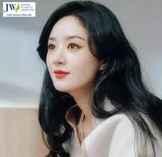 Triệu Lệ Dĩnh phẫu thuật thẩm mỹ gì để xinh đẹp như gái 18