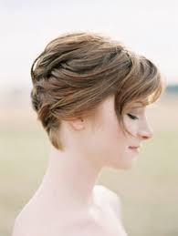 Decouvrez nos idees de coiffures pour votre mariage. 10 Idees De Coiffures Pour Les Mariees Aux Cheveux Courts A Decouvrir Sur Le Blog Mariage Www Lamarieeauxpiedsnus Com La Mariee Aux Pieds Nus