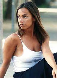 Su primera aparición en televisión fue en la telenovela marrón glacé de canal 13. Peliculas De Claudia Burr En Cines Com