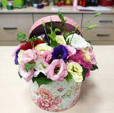 Niciun aranjament nu scapa de. Aranjament Aniversar In Cutie Cu Lisianthus Si Gerbera