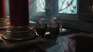 Le pays des merveilles est un lieu bizarre dans lequel alice se sent perdue. Tweedledee Et Tweedledum Personnages Dans Alice Au Pays Des Merveilles Film 2010 Disney Planet