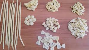 Utilizzando farina, uova, olio di oliva o l'acqua per formare la pasta, la pasta può essere stesa e tagliata a mano nella forma desiderata. Pasta Fresca Fatta In Casa Senza Uova Youtube
