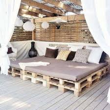 Warum Eine Liege Aufstellen Wenn Man Platz Fur Eine Ganze Liegewiese Hat Balkon Terrasse Paletten Palettenmobel Im Freien Mobel Aus Paletten Loungebett