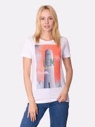 Przyleciał po nim elektrycerz żelazny, opiwszy się płynnym helem, aż mu w stalowym wnętrzu bulgotało, a szron, osiadający na pancerzu, uczynił go do kukły śniegowej podobnym. Lem Bajki Robotow Koszulka Damska Biala