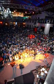 Explore Kansas City Power And Light District Known For Its Citywide Watch Parties Huge Concerts And Terrific F Kansas City Power And Light Kansas City Kansas